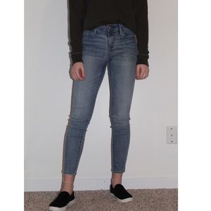 light wash Levi’s skinny jeans